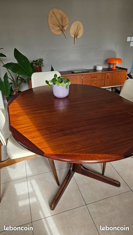 Table ovale vintage années 70 style scandinave – pied central (image 1)
