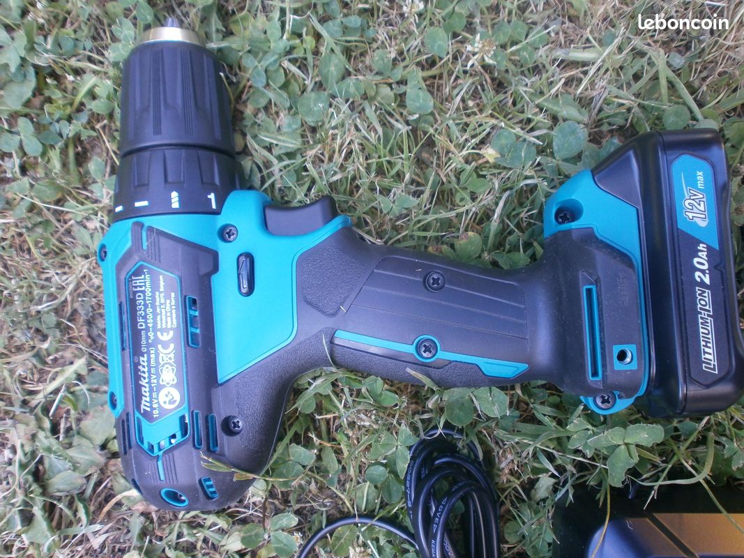 Lot visseuse perceuse 12Volt 2 batteries et un chargeur Makita (image 2)
