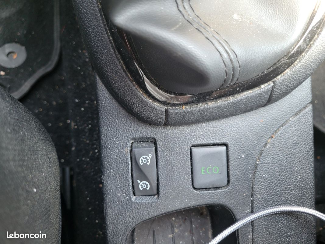 RENAULT CLIO IV 1.5 dCi 90 Energy 82g Zen - Climatisation - GPS - Régulateur - Limiteur de vitesse (image 24)