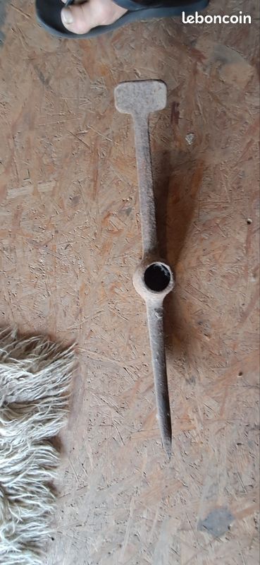 Tete de pioche ancienne côté pointu côté arrondi (image 1)