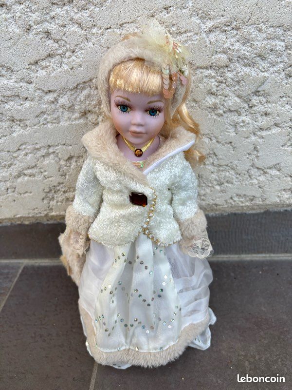 POUPEE ANCIENNE EN PORCELAINE CHEVEUX BLOND BOUCLEES