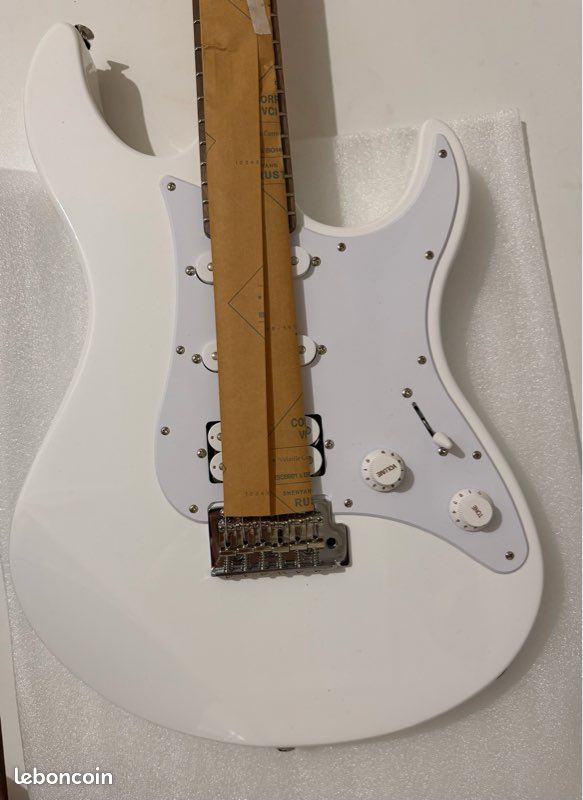 Guitare électrique Yamaha Pacifica 012 NEUF (image 1)