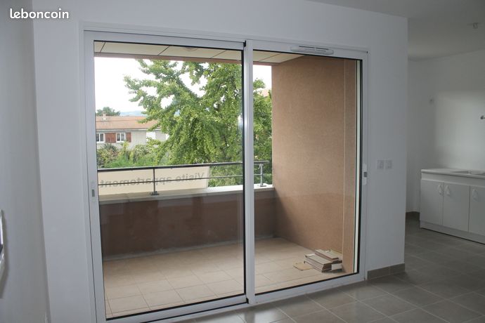 A louer sur Tain l’Hermitage appartement récent 46 M carrés avec terrasse et parking privatif Type F2