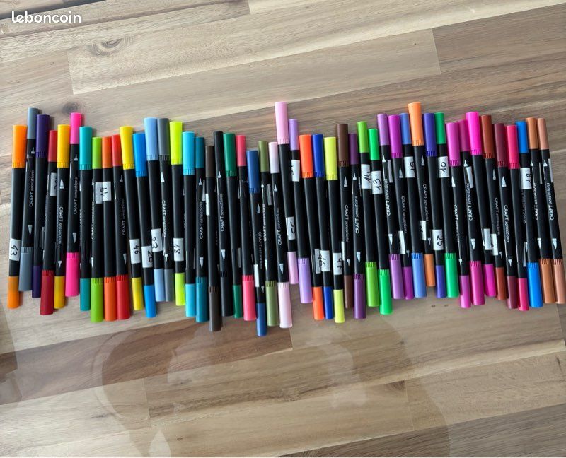 Gros lot de matériel de dessin et coloriage - Feutres, crayons et accessoires (image 1)