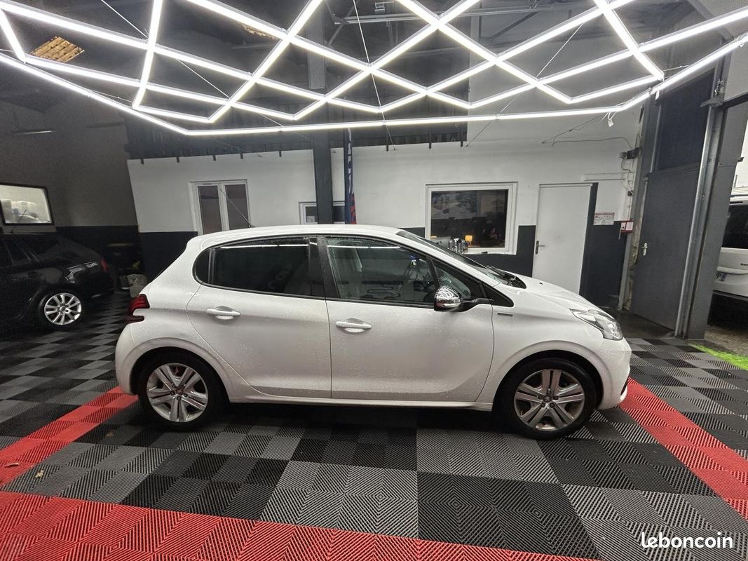 PEUGEOT 208 1.2i 12V - 82 BERLINE Style ( courroie changer + pneu neuf ) (image 15)