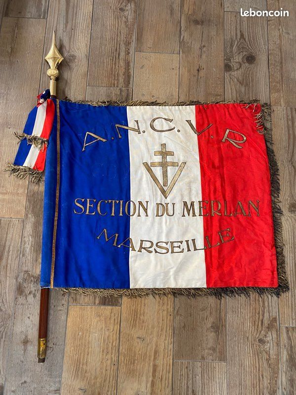 Drapeau anciens combattants – Section du Merlan Marseille – années 1950 – complet hampe + fleuron RF - WW2 (image 1)
