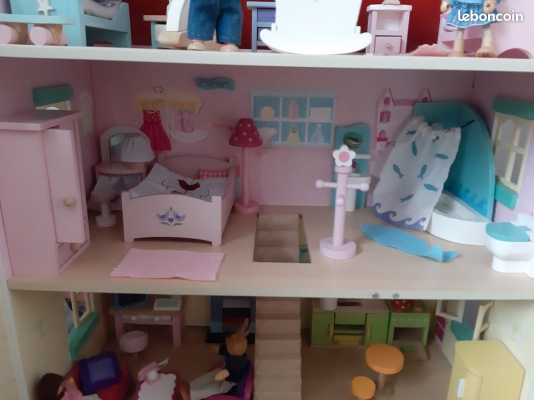 Maison de poupée / Barbie, toy van.
Marque Toy Van.
Taille hauteur 66cm, longueur 61cm, largeur 34cm.
Voir photos (image 4)