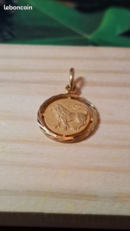 Pendentif Médaille Signe Du Zodiaque Lion - Plaqué Or Jaune, Rond, Occasion