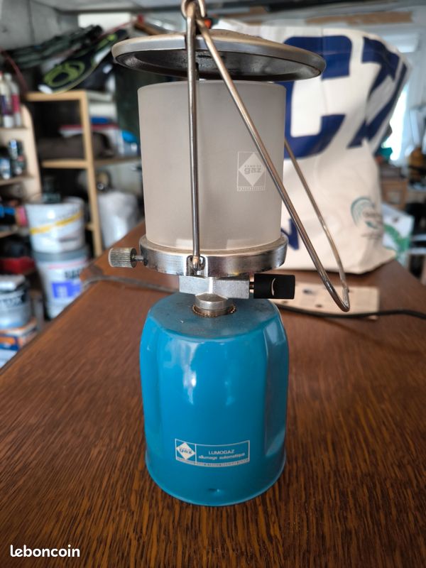 Lanterne de dessin animé Ancienne lampe à pétrole à gaz avec mèche