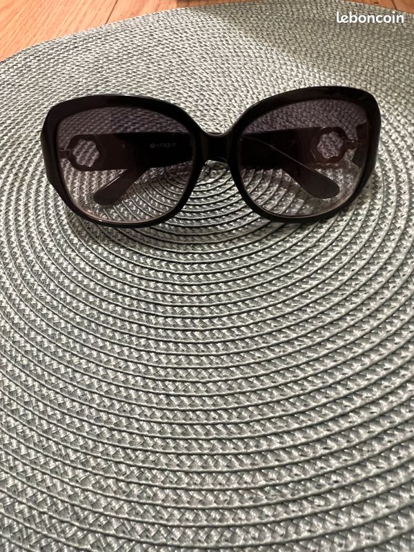 Lunettes de soleil noir VOGUE tbe (image 1)