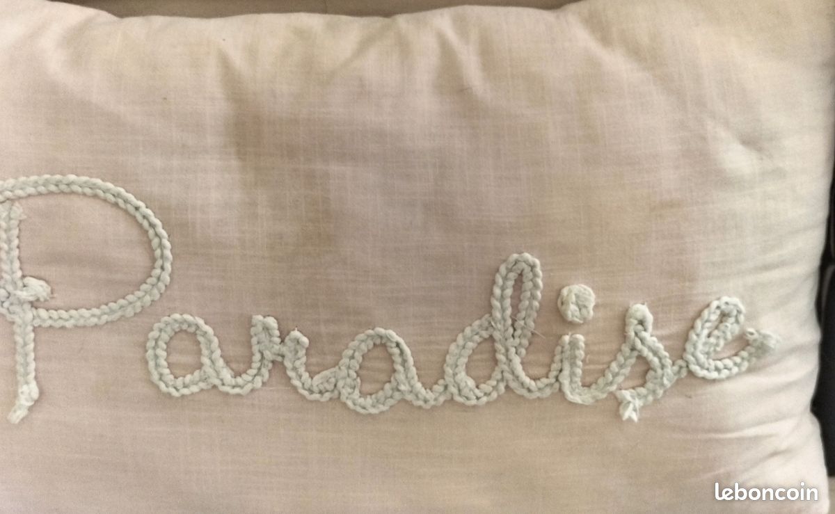 Un Coussin Rose Écriture Au Crochet (image 1)