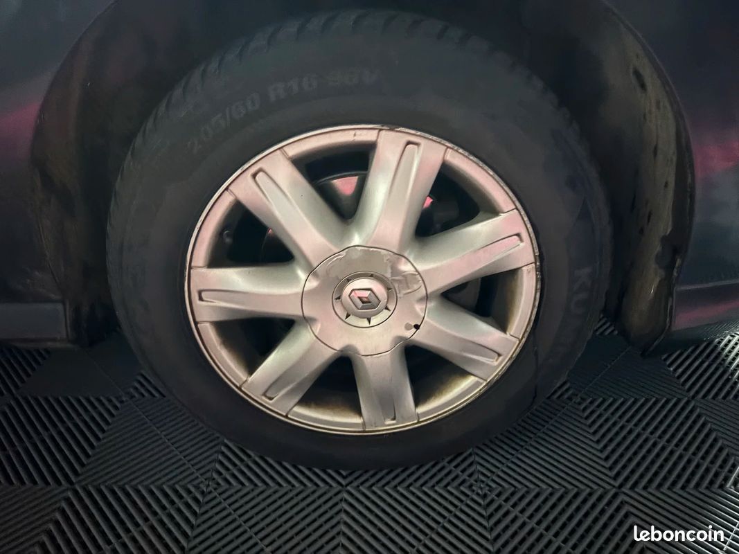 Renault LAGUNA III Black Edition Carminat (image 28)