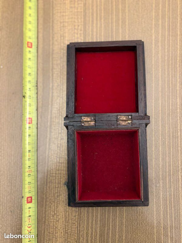 Jolie petite boîte coffret en bois sculpté avec incrustation (image 2)