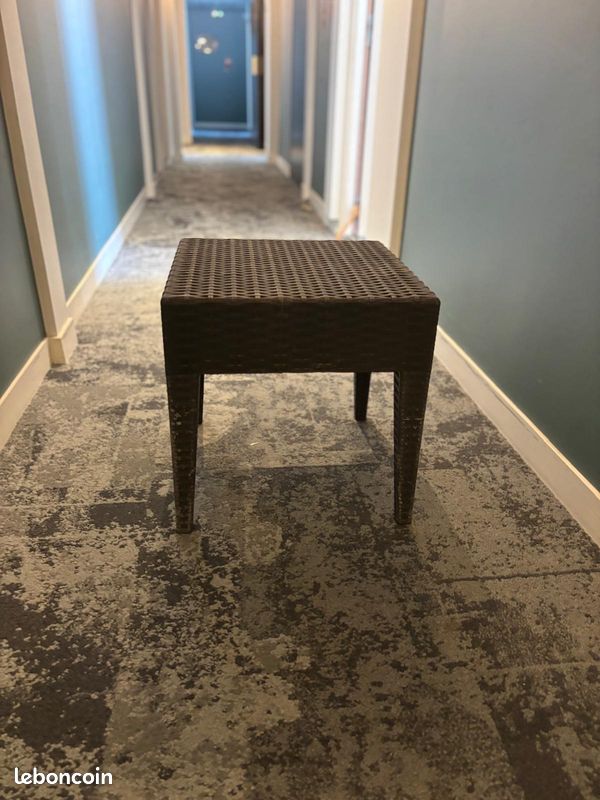 Petite table d'extérieur en résine tressée (image 1)