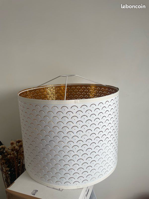 Abat-jour design blanc et intérieur doré – Très bon état (image 1)