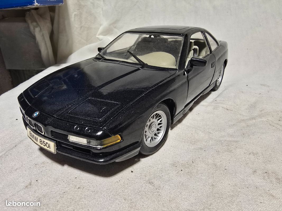 BMW 850i Coupé Maisto 1/18 - Bleu Nuit - Miniature Collection Sans Boîte