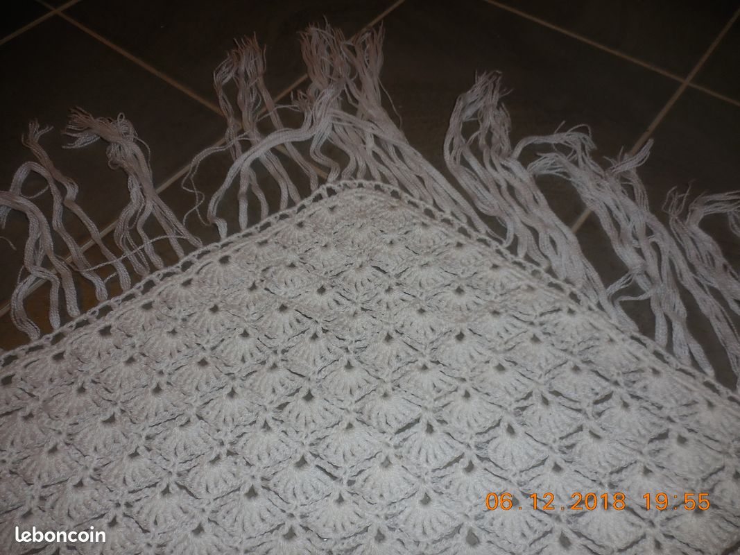 Châle au crochet (fait main) blanc parfait état (image 2)