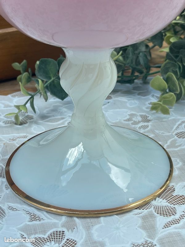 Grand Vase Décoratif En Verre Rose Opaline Avec Camées Et Dorures - Vintage