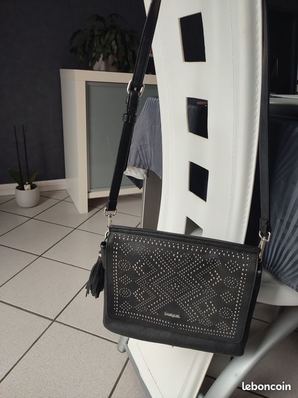 Sac à main à bandoulière en cuir de la marque Desigual en bon état