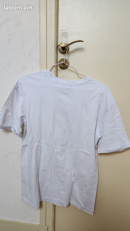 T-shirt blanc avec des papillons violets BERSHKA taille S (image 3)