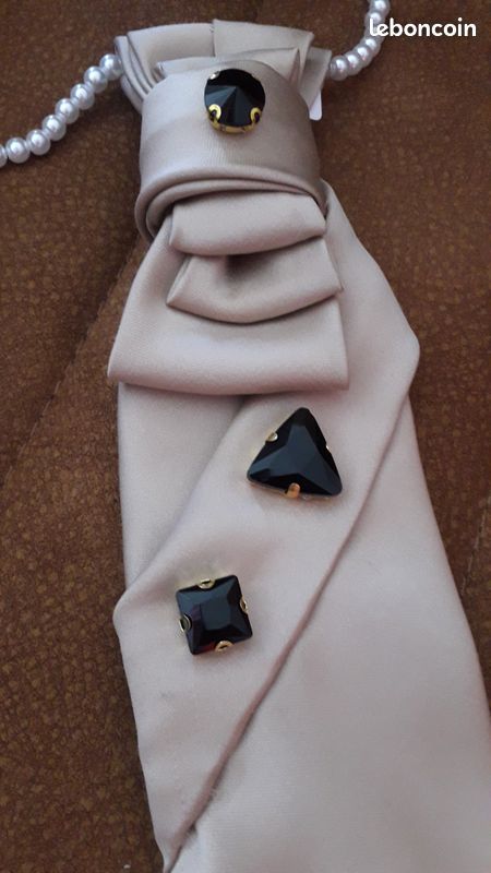 Cravate femme sur collier perles (image 4)