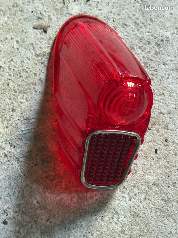 Cache clignotant arrière gauche Renault 4cv (image 1)