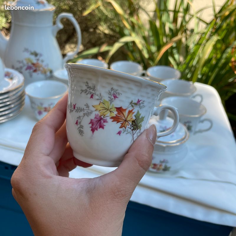 Service à café porcelaine blanche filet doré 7 tasses vintage bon état complet - Arts de la table Service à café porcelaine blanche filet doré 7 tasses vintage bon état complet - Arts de la table