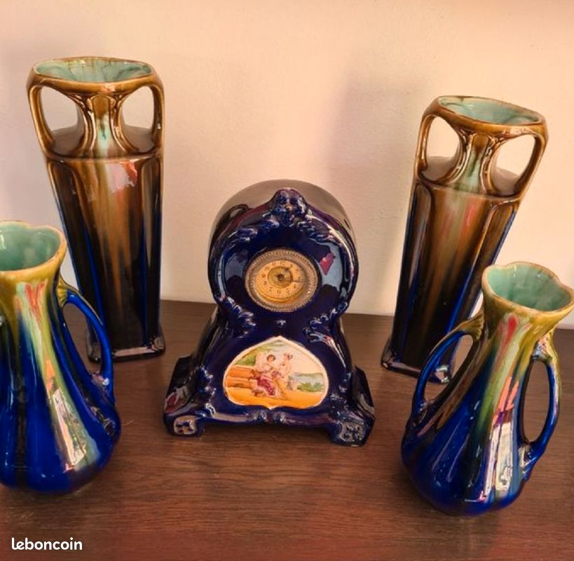 Importante garniture de cheminée de 5 pièces 2 grands vases 2 petits et une pendule en barbotine d'Orchies (image 2)