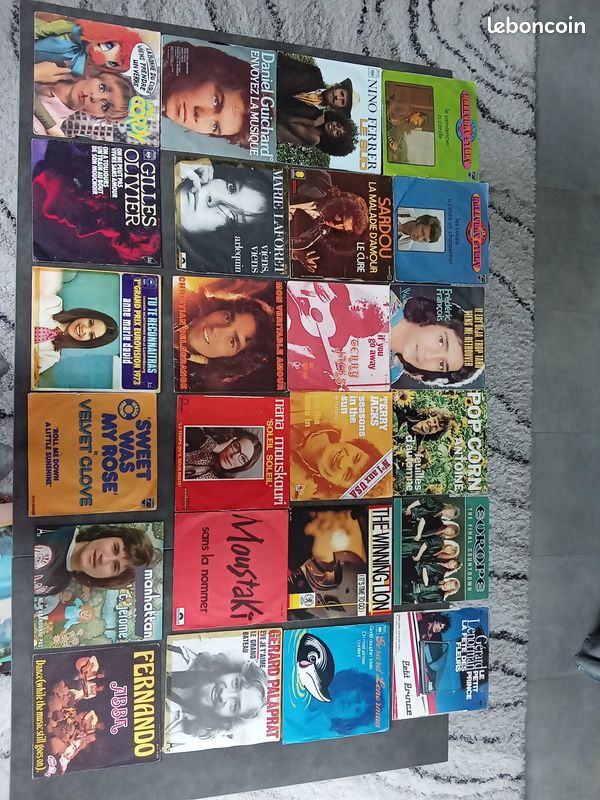Lot de 24 vinyles 45t (image 1)
