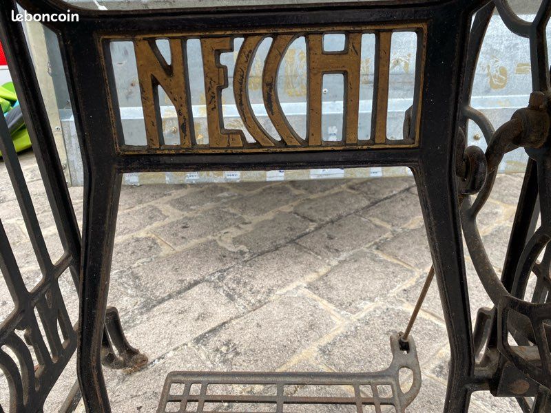Machine à coudre ancienne Necchi sur table d'origine vintage (image 7)