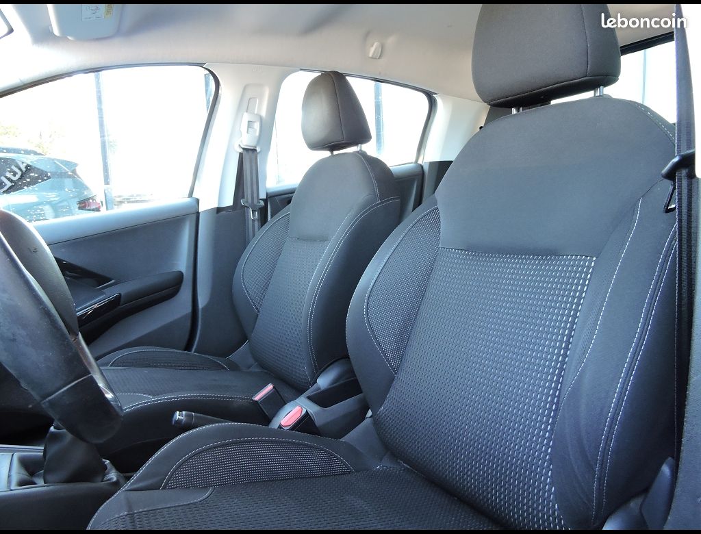 Peugeot 208 ALLURE PURETECH 82CH BVM5 (image 6)