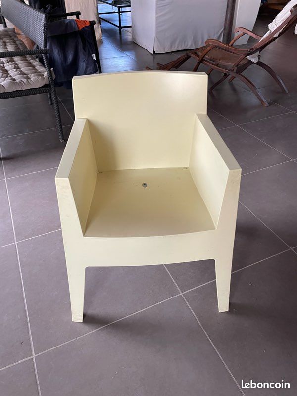 Vendre 2 petits fauteuils jaunes en résine extérieur possible [ trou pour évacuation de l’eau de Conran shop (image 1)