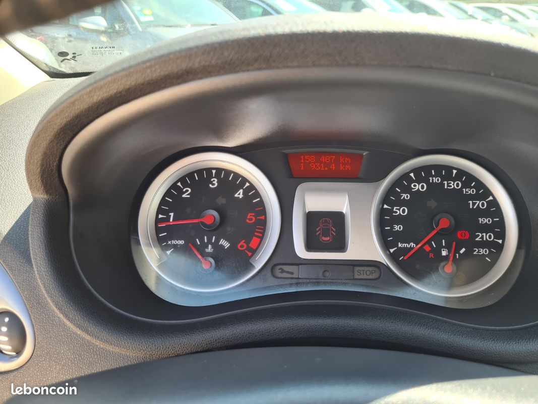 RENAULT CLIO III dCi 105 eco2 Dynamique (image 14)