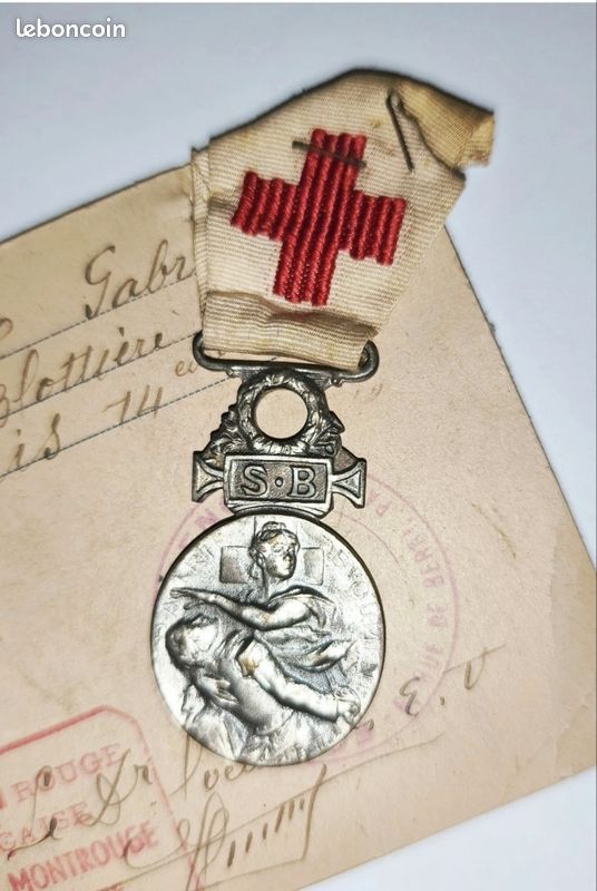 Broche Décoration Croix Avec Ruban Rouge - Occasion En état Neuf (selon Vendeur)