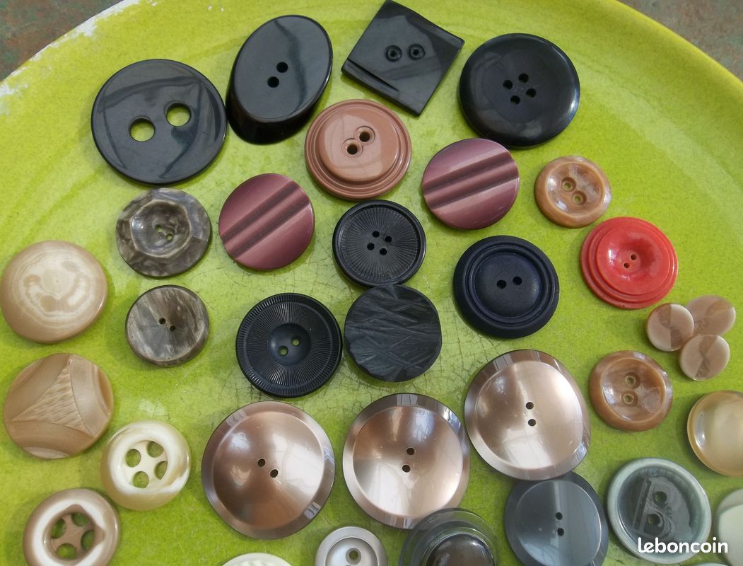 Lot de 47 boutons vintage diffs diams/formes & matières (image 2)