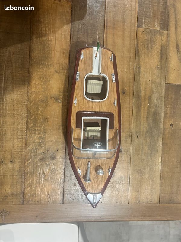 Maquette Bateau De Bassin Motorisé, Type Riva, Coque Bois, Quille Plombée (occasion)