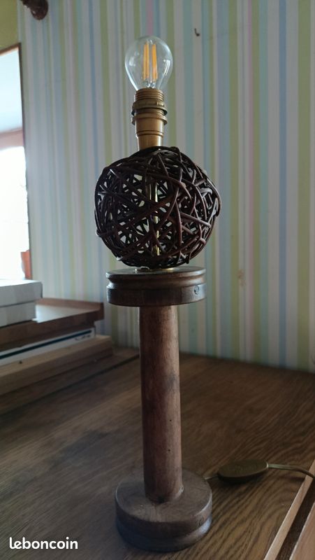 Pied de lampe avec ancienne bobine de textile en bois (image 1)