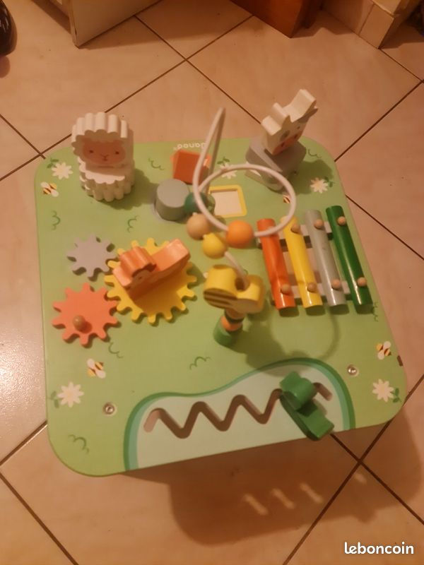 Table d'activités en bois (image 1)