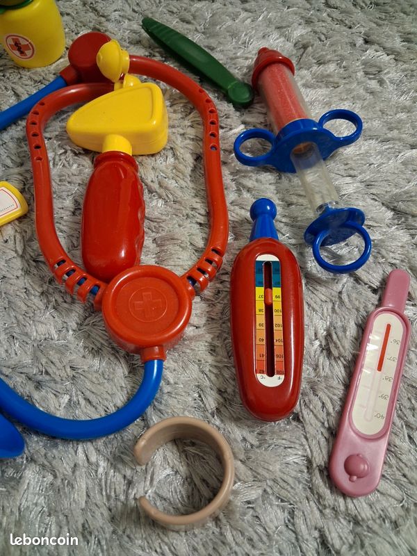 Lot d’accéssoires de docteur pour petite fille ou poupon (image 2)