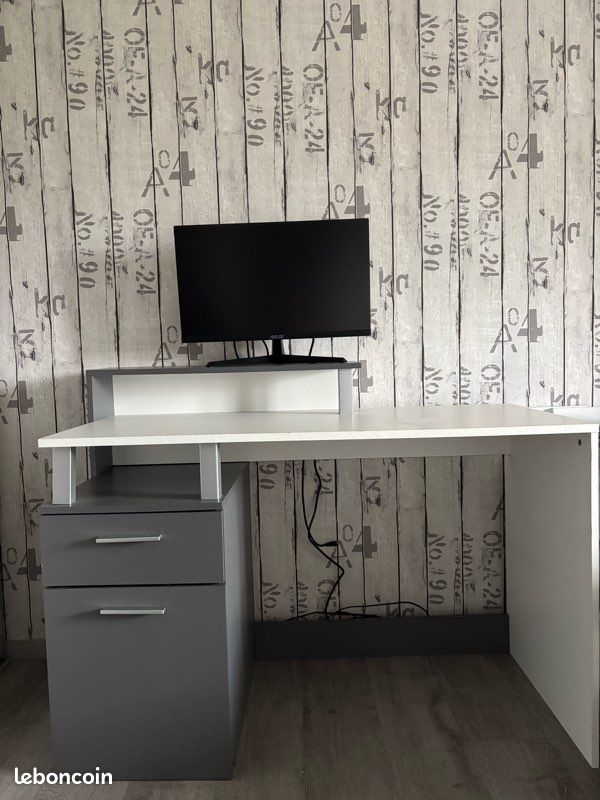 Bureau (image 1)