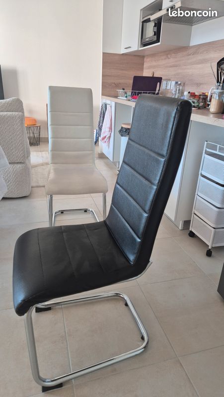 À vendre : Lot de 2 chaises de cuisine – blanches et noires (image 6)