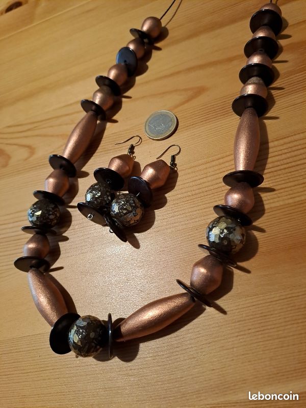 Collier et boucles d'oreilles assorties (image 2)