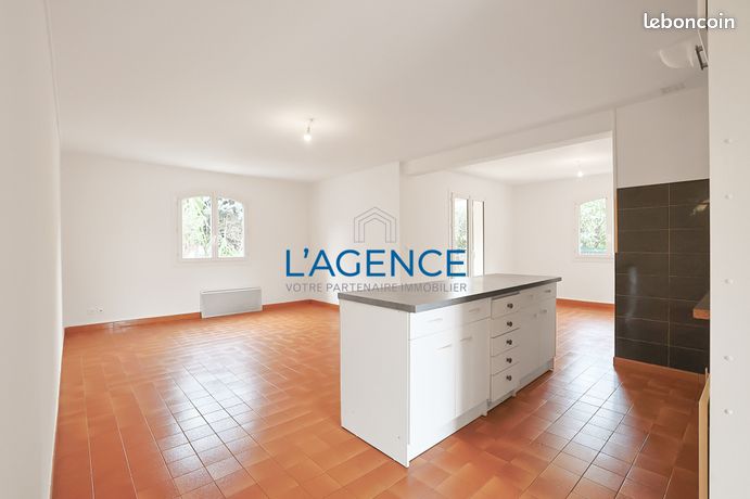 https://img.leboncoin.fr/api/v1/lbcpb1/images/42/43/f2/4243f2ece08f11c69e532907fde42d5e3cba352e.jpg?rule=ad-image