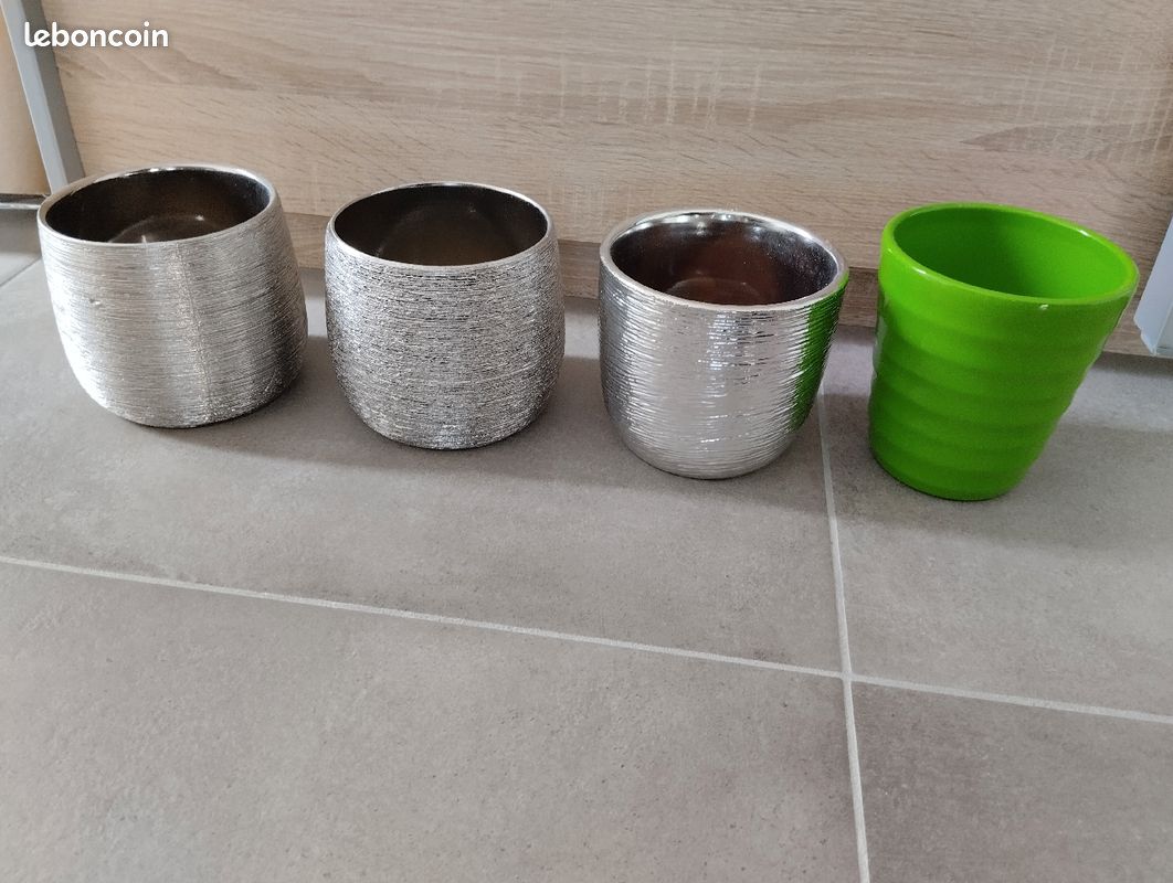 Cache pot (image 1)
