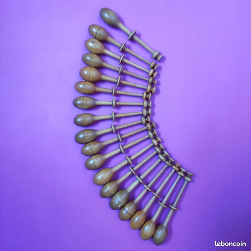 Fuseaux anciens pour dentelle au carreau (image 1)
