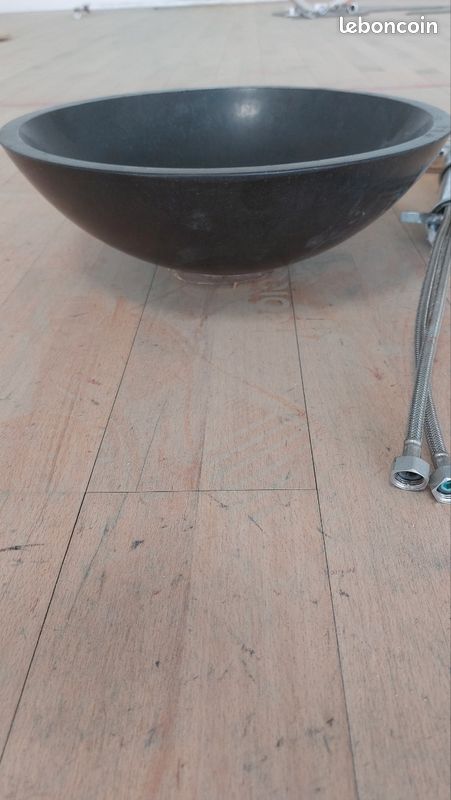 Vasque à poser noire + mitigeur (image 2)