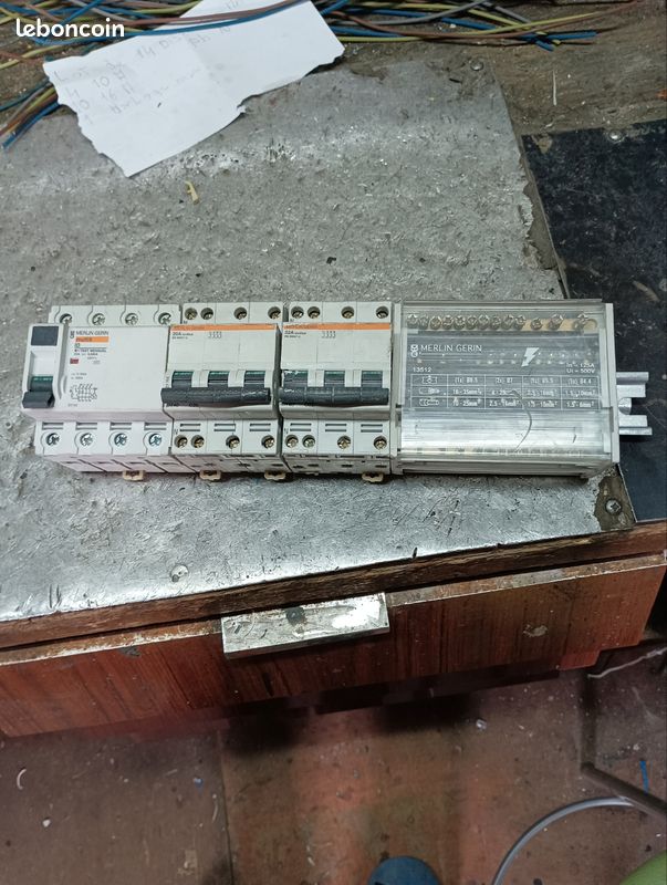 Lot inter dif tetra deux disjoncteurs tetra un de 20 a un de32 a un répartiteur de ph tetra Merlin gerin (image 1)