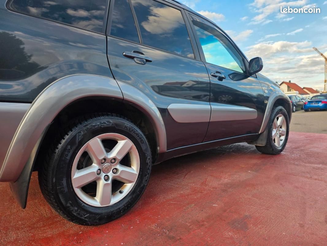 Toyota RAV4 2.0 D-4D 116 ch 4x4 Sol • Clim auto Attelage Radar de recul Barres toit (image 8)