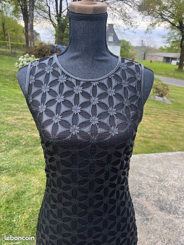 Robe noire bi-matière chic – Découpes laser florales 3D & Mesh (image 5)