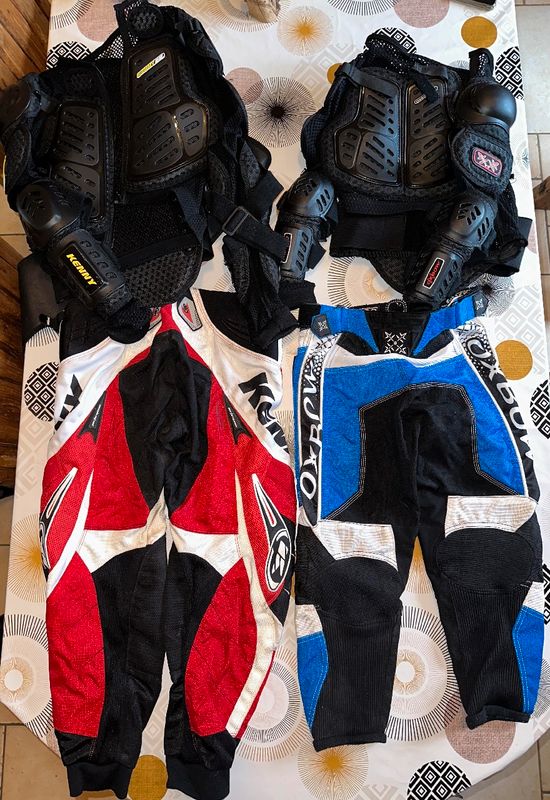 Équipement de moto pour enfant ( 2 pantalons, 2 gilets de protection  coqués, un blouson, 2 paires de bottes) - Équipement moto